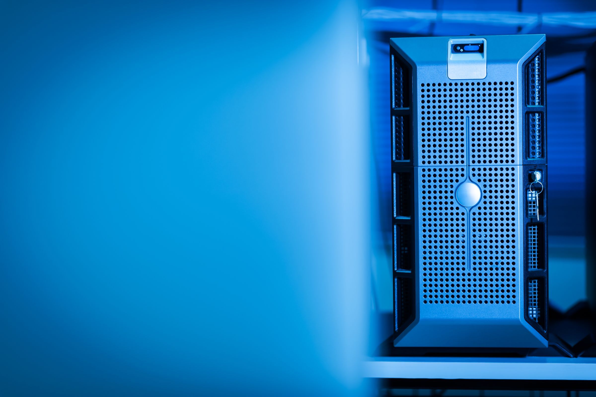 Server-Schränke mit blauen Kontrollleuchten in einem Rechenzentrum (Symbolbild)