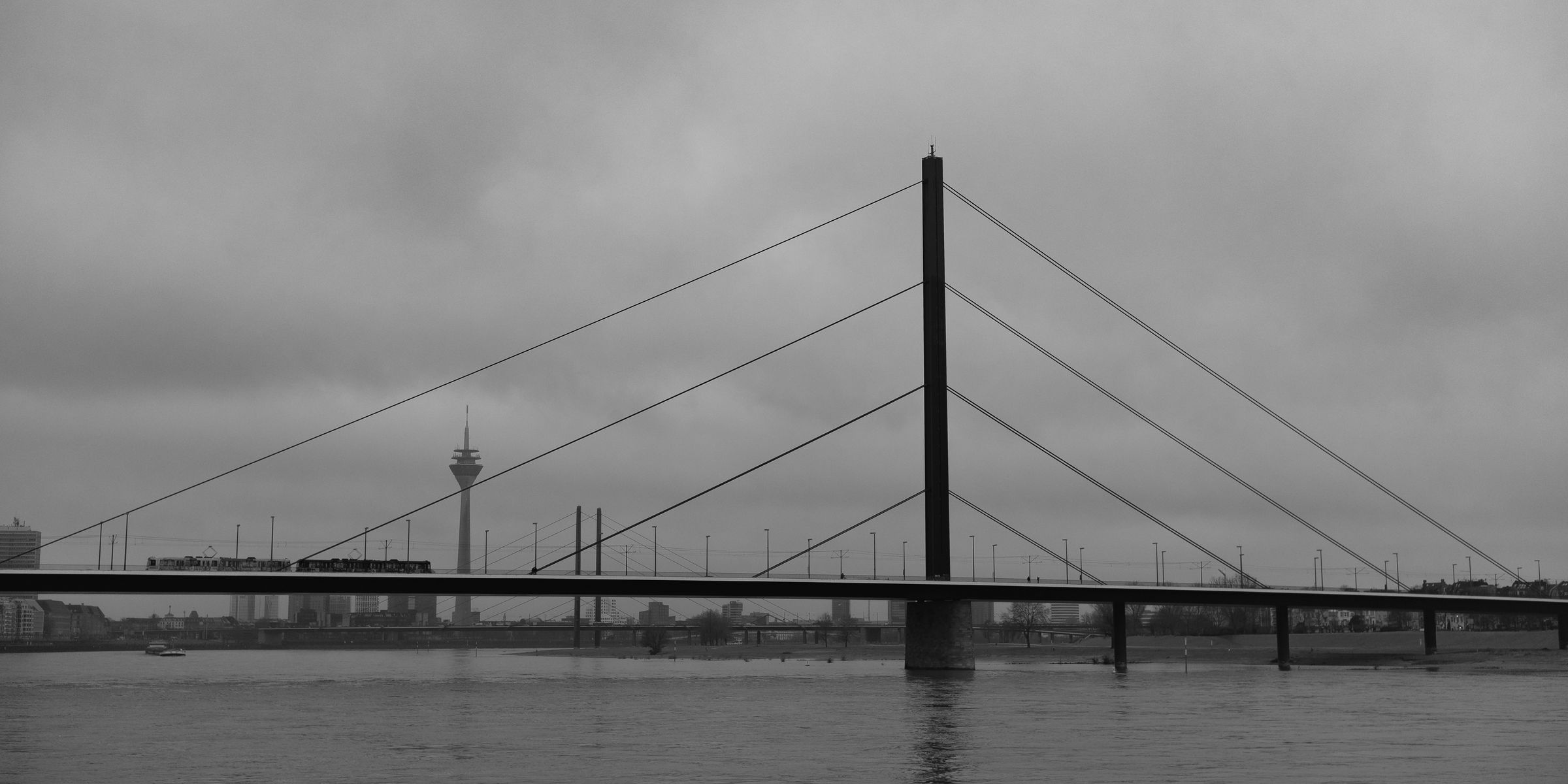 Schwarz-weiße Aufnahme der Rheinkniebrücke über den Rhein in Düsseldorf (Symbolbild)